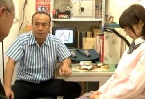 『まだ商品隠してるんじゃないの？確認するよ〜w』【JK】嫌いな店長に抵抗したのに肉棒をねじ込まれた女の子！《レ●プ》