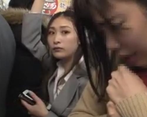 【痴漢】女子校生が痴漢されていたから助けてあげたOLお姉さんが…逆恨みされて超絶テクニックでオマンコびしょ濡れにされてレイプ
