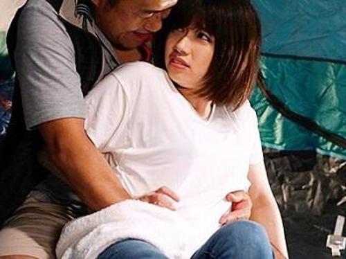 『声出したら他の客にバレちゃうよ〜w』【人妻】クズ男に強引に割れ目に貫かれたおばさん！《レイプ》