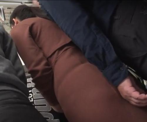【痴漢】電車内でOL風オバサンの尻をさり気なく触り続ける痴漢野郎の魔の手がエスカレートして、ついに車内挿入！