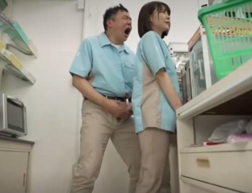 【コンビニバイト】営業時間中の店内でセクハラされ続けるバイト女子！何度射精しても終わらない絶倫野郎に犯され続ける！