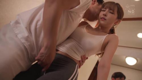 韓国人主婦が恋人の硬いチ〇ポをしゃぶる