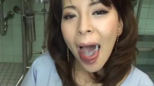 外のトイレでザーメンごっくん