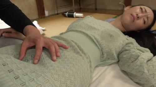 わざと？彼女は隣人のタイトなワンピースを着ていて、パンティが透けている！