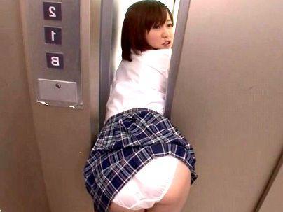＜挟まれたデカ尻＞「やっちゃうぞ！！」エレベーターに挟まれた女子！バックファック楽しんじゃうぞ(無料エロ動画)