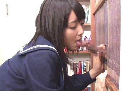＜これやべ～＞「しゃぶてっぞｗ！」壁！机！椅子！から飛び出る生チ○ポ！それを清楚系可愛い女子がジュポフェラ！！