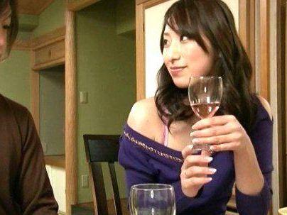 ＜兄貴の嫁さん＞「我慢できないｗ！」色気半端ない美人奥さん！ガマンデキナイで手を出しちゃうぞ(無料エロ動画)