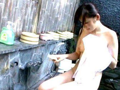 ＜若妻不倫温泉＞「ｈしたいの…♡！」色気半端ない奥さん！温泉で浮気交尾してっゾｗ(無料エロ動画)