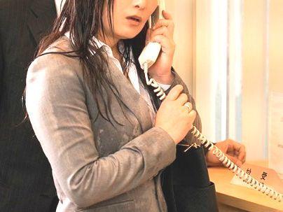 ＜美魔女OL！＞「濡れちゃたね…！」雨でホテルに後輩と行くことに・・・エロ交尾に発展すっぞ(無料エロ動画)