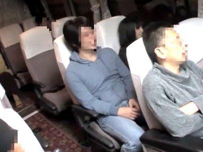 ＜夜行バス＞「ヤメテクダサイ…！」鬼畜な男登場！！カワイイ女子をやっちゃうぞ！(アダルト動画)