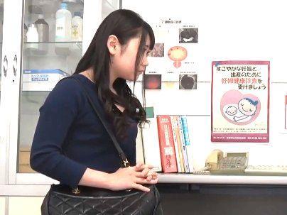 ＜美魔女人妻！＞「え？おっきいの…♡」上品な感じの清楚系奥さん！先生の勃起ペニスをガン見してからの・・・(アダルト動画)