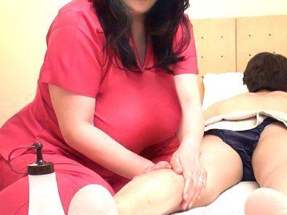 ＜メンズエステ＞「デブ、ババア、裏オプだと？！」熟女マッサージ師をなし崩し的エロ行為持ち込んじゃうぞ(無料エロ動画)