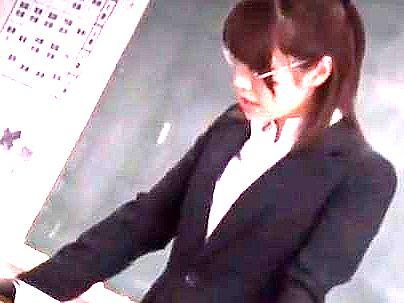 ≪女教師≫【おもらししちゃうの…】利尿剤使われた上品な感じの女教師！おもらし姿がエッロ(無料エロ動画)
