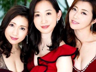 ≪熟女×ハーレム≫【最高でしょｗW！】美魔女の綺麗系奥さんたち！ハーレム状態ウハウハにシテクレチャウゾ(無料エロ動画)