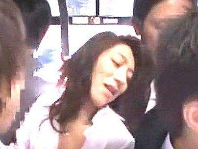 ＜欲求不満の美淫女＞「満員の男子校バスで・・！」欲求不満すぎるオバサン大きな胸がたまんね～ぞｗ(アダルト動画)