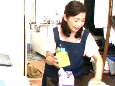 巷で噂の「おばさんレンタル」【え？駄目なの…に】清楚系上品な感じの人妻熟女！なし崩し的エロ行為に持ち込まれるぞ！
