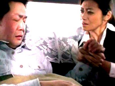 ≪タクシー運転手≫【ほしいの…♡】色気ムンムン美人オバサンタクシー運転手！お客さんとがちセックスに(無料エロ動画)