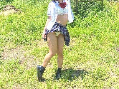 ＜おしっこ放尿！＞「出ちゃうのん…♡」クッソ可愛い制服女子！野外露出でションベン漏らしとるぞ(アダルト動画)