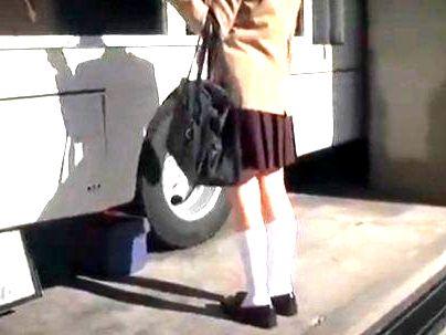 ＜マジックミラー＞「ここ乗るんですか？」清楚系可愛い制服女子！下着メーカーのモニター調査とだまされてＭＭ号でエロ行為に！