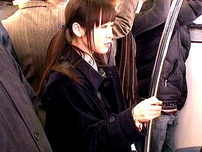 ＜レズ痴●！＞「ダメなの・・に…」クッソ可愛い制服女子！電車でレズビアン行為でもだえカンジチャウゾ(アダルト動画)