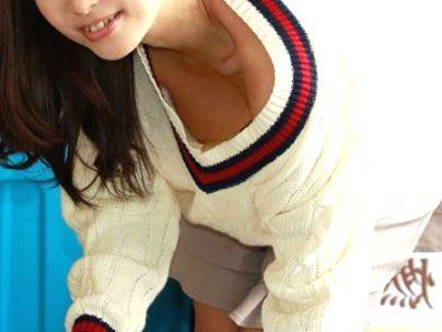 ＜胸チラかよ！＞「ガマンデキナイっす！」おっぱい胸チラの奥さん発見！ゴミ捨て場で発見したのでやっちゃうぞ(無料エロ動画)