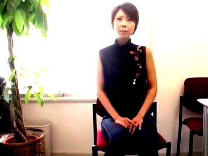 ＜素人娘！＞「え？恥ずかしい…」センズリ見てたら興奮したスレンダー美乳おっぱい女子！流れでエロい行為に(無料エロ動画)