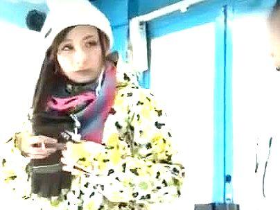 ≪マジックミラー≫【ルックス最高でしょｗW！】スキー場でゲットしたシロウト女子！ＭＭ号でエロ行為発展(無料エロ動画)