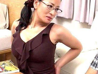 ＜友人の妻＞「ｈしたいの…♡！」欲求不満のオバサン熟女！ドスケベ家庭教師がエロ交尾求めてくるぞ(無料エロ動画)