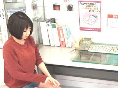 ＜美人若妻＞「え？いきなり？・・・！」上品な見た目通りの奥さん！センズリ見せたら・・・いい顔してっゾ(アダルト動画)
