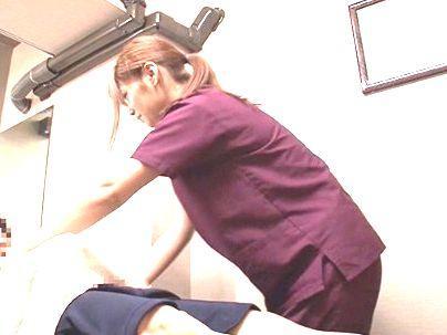 ＜先っぽ騎乗位＞「生で3cmだけ？ね？！」土下座勃起でお願い！マッサージ師が逆に興奮してしまったぞ(無料エロ動画)