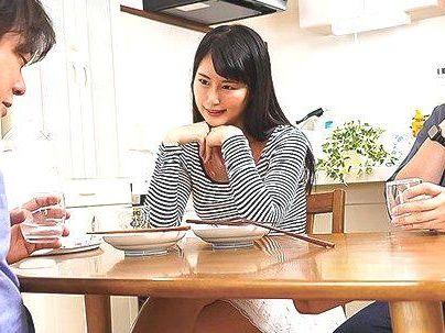 ＜部長の嫁＞「誘惑されて。。。！」これ大丈夫か？バレたらヤバいだろ！でも我慢できず手を出してしまった(アダルト動画)