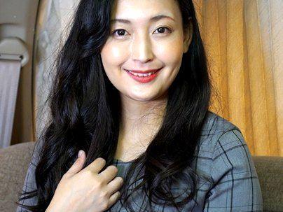 ＜人妻ナンパ！＞「マン毛・・・濃いぞｗ！」上品な感じの美魔女のおばさん！口説かれてエロ交尾発展シチャウゾ(無料エロ動画)