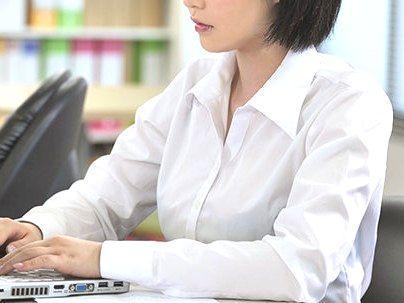 ＜オナニーを盗撮＞「ヤメテクダサイ…！」滅茶苦茶美人ＯＬが弱みから・・・先輩チンポで犯されレイプされっぞ！(エロ動画)