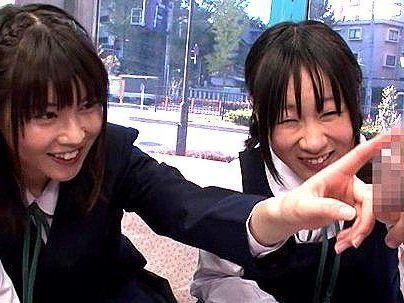 ＜修学旅行生＞「これ凄いね…♡？！」うぶな可愛い美少女！ミラー号でデカチン初体験して興奮しちゃう(無料エロ動画)