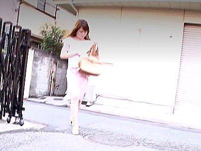 ＜自宅レイプ犯＞「ヤメテクダサイ…！」美人で巨乳な人妻！鬼畜な男に強引にヤラレマクリになっちゃうゾ！(無料エロ動画)