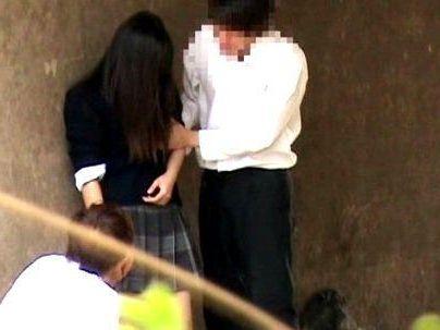 ＜青姦カップル盗撮＞「え？ここで？見られないかな？」お金がない貧乏学生！野外でバレないようにガチｓｅｘおっぱじめとるぞ！