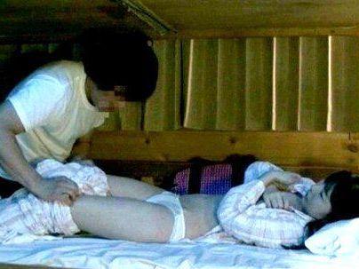 ＜まさかの？＞「ダメです…！」父親の部下に夜這いされる！嫌がりながらも体は正直だの～ｗＷ(無料エロ動画)