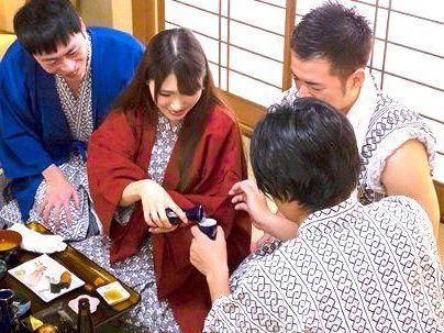 ＜夫婦旅行＞「え？カンパーイ？！」旅館の宴会場で下品な団体客が・・奥さんをやっちゃうぞ(無料エロ動画)