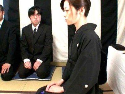 ＜喪服未亡人＞「欲しいの…♡！」夫以外の男が欲しかった未亡人！他人棒興奮してエロ行為シチャウゾ(無料エロ動画)