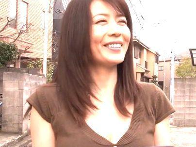 ＜お宅訪問！＞「ファンには・・たまんね～ぞｗ！」熟女AV女優がお宅訪問だと！勿論エッチもしてくれるぞ(無料エロ動画)