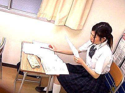 ＜制服美少女！＞「漏れちゃうのん…」学習塾の授業中にまさかの尿意！おしっこおもらししてるカワイ子ちゃんがたまんね～ぞ！！