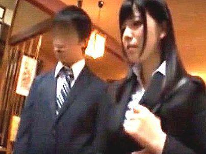 ＜出張先の旅館＞「え？相部屋ですか？！」同僚のオッパイがポロリ！はい！無理～！！やっちゃうよね～(アダルト動画)