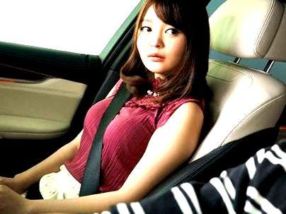 ≪ドラレコ×人妻≫【見えちゃうよ外に…】スレンダー美乳綺麗系奥さん！車の中で他人棒で浮気不倫行為に(無料エロ動画)