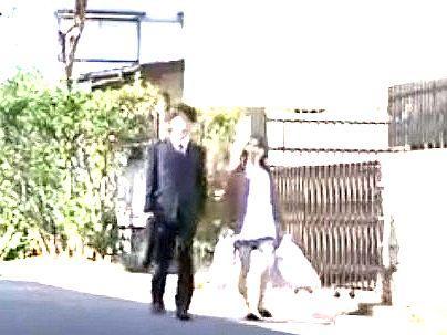 ＜若妻！＞「え、なんですか？」ゴミ捨てしてる綺麗な奥さん！胸チラに興奮してエロ行為似るゾ！