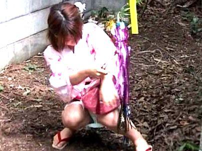 ＜ず野ション！＞「漏れちゃうの…」公衆トイレが使えず野ションする女子！それを狙った鬼畜な男にヤラレマクリ(無料エロ動画)