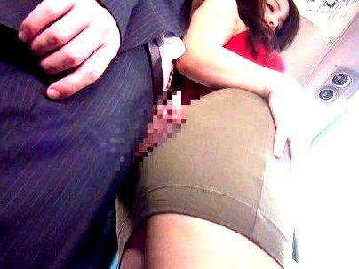 ＜バス痴漢！＞「え？何か？当たってるの…」クッソエロい体のお姉さん！バスで痴漢行為もだえカンジチャウゾ(無料エロ動画)