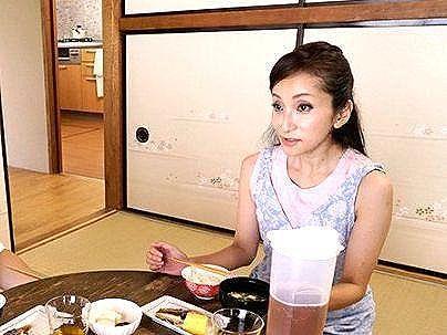 ＜五十路人妻！＞「ババア・・・飯食う！」欲求不満の未亡人！娘婿とエロ交尾しちゃうぞ(アダルト動画