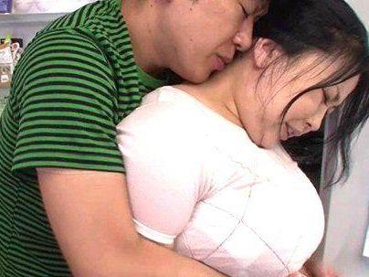 ＜四十路熟女＞「ダメなのに…こんなこと…！」ぽっちゃり豊満ムチムチエロい体の義母！禁断エロ行為発展シチャウゾ！