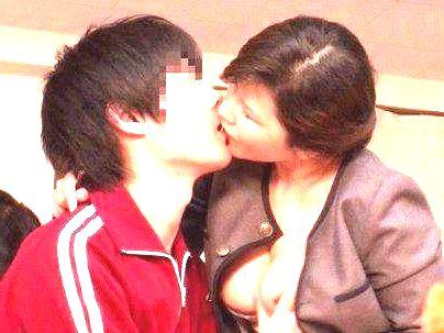 ＜女教師！＞「40代？エッロｗW！」欲求不満の美魔女おばさん教師！教え子の暴走チ○ポでエロ行為発展(無料エロ動画)