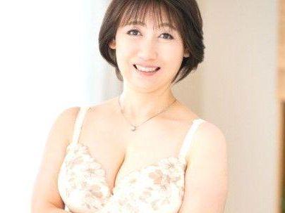 ＜初撮り＞「上品な顔に・・顔射ｗＷ！」清楚系美魔女おばさん！五十路妻が他人棒でエロ行為ネトラレ(無料エロ動画)